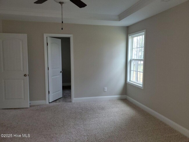 Building Photo - 560 Hampstead Pl
