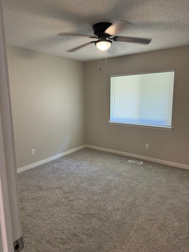 Building Photo - Recently remodeled!