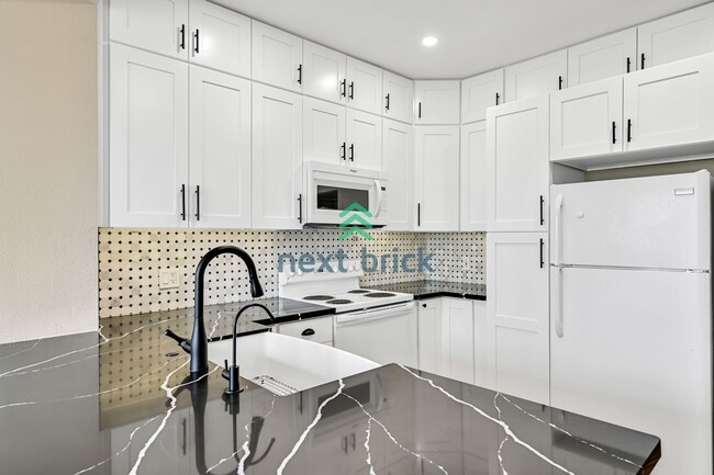 Building Photo - Beautiful 2 bed & 2.5 bath for rent
