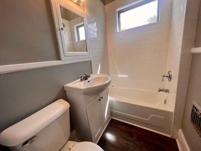 Building Photo - Breathtaking 3 bedroom 1 bath house in Minneapolis!!