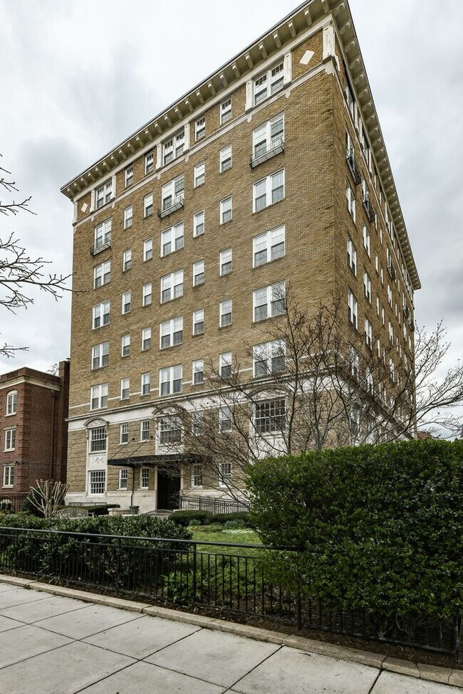 Building Photo - Luxury Two Bedroom near DuPont + Parking