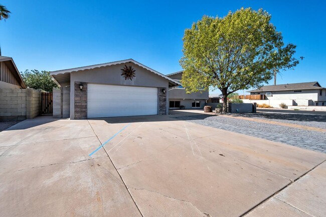 Building Photo - Amazing Tri-level close to ASU with Pool