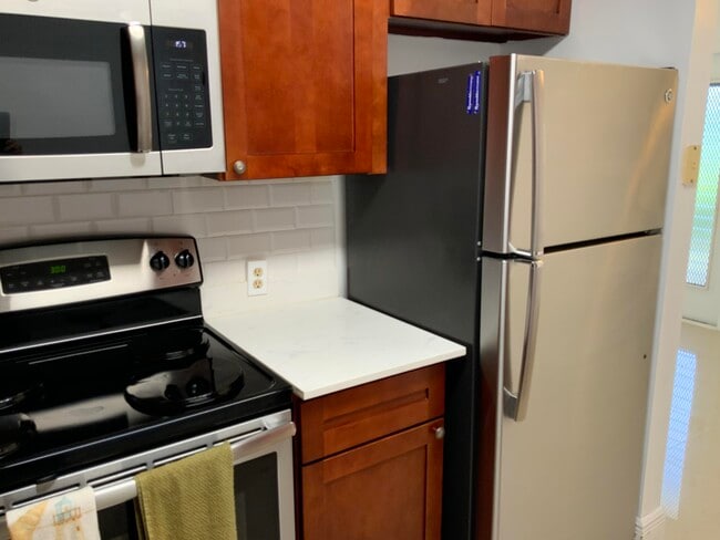 Building Photo - 223 Fanshaw F