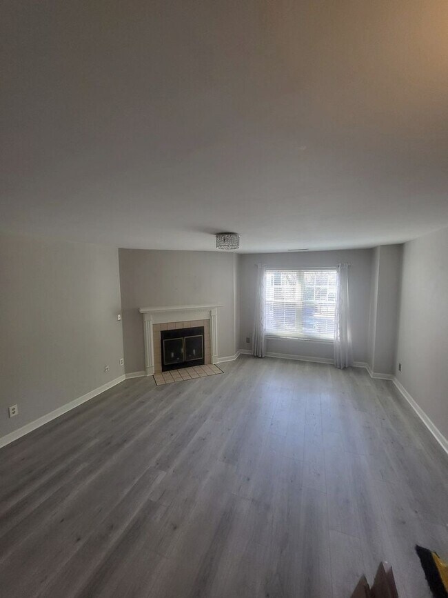 Building Photo - 2 Bed / 2 Bath Condo in Downtown Norfolk – $1,800/month