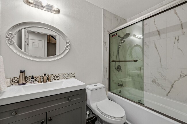 Building Photo - Large, Remodeled 3Bed/2.5Ba Townhome in Ha...