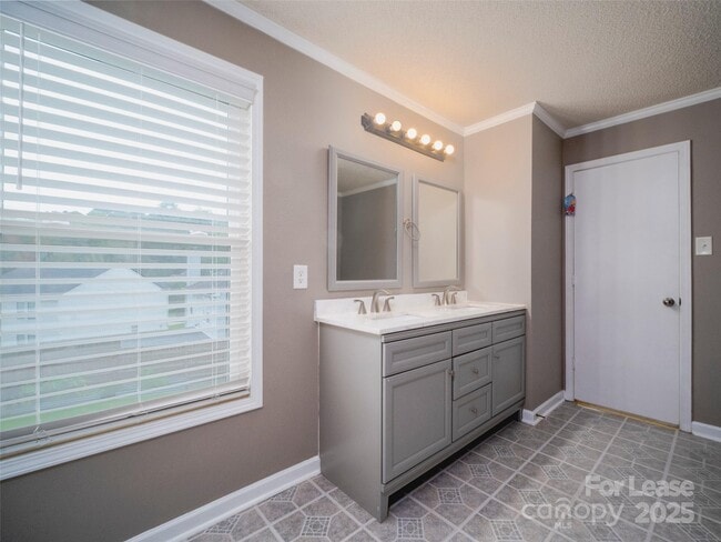 Building Photo - 910 Torsion Lane