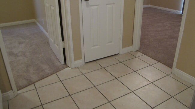 Building Photo - Oildale Home