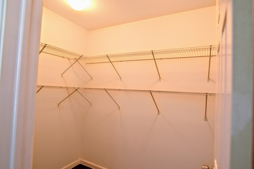 WALK-IN CLOSET - 1828 N Bissell St