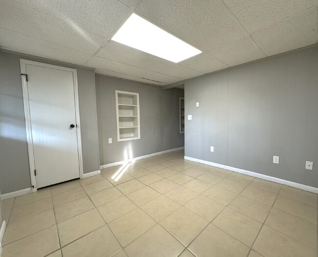 Building Photo - Lower Level Apartment in Westminster