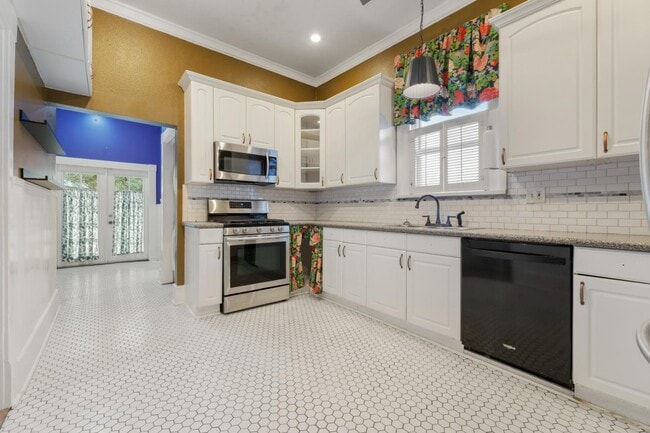 Building Photo - 1122 W Summit Ave.