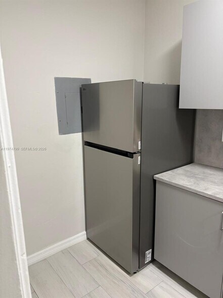 Building Photo - 510 Santander Ave