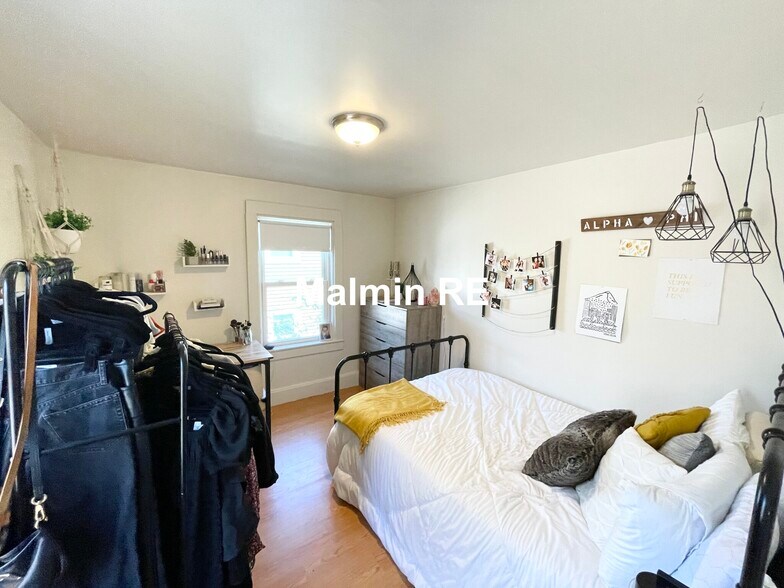 Building Photo - 2 Shepherd Ave