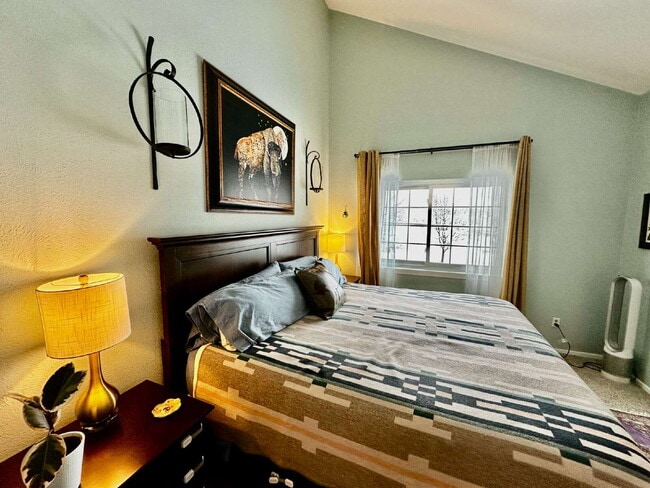 Building Photo - Available Now!  Wonderful 3-Bed Townhome Near Waneka Lake!