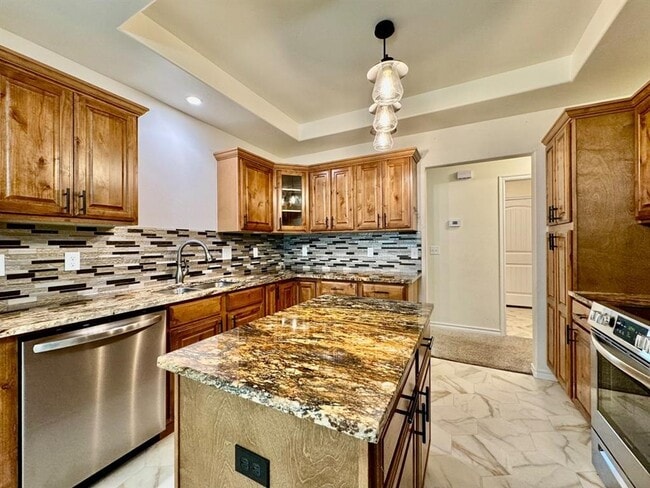 Building Photo - 308 N Lockeport Dr