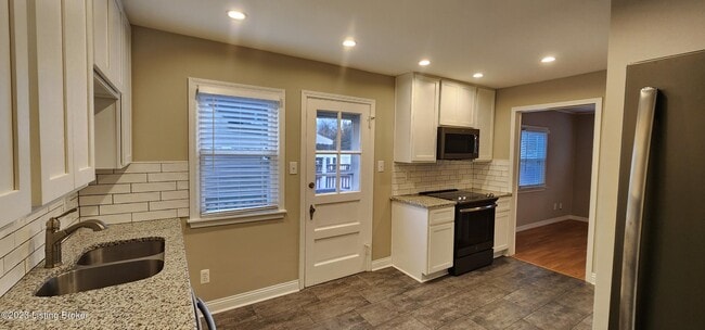 Building Photo - 208 Colonial Dr