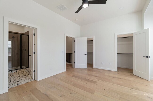 Building Photo - Townhome 2 bed 2.5 bath "The Mid-Mod" in the Heart of Selah