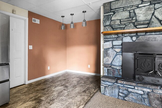 Building Photo - 910 Old Fort Rd