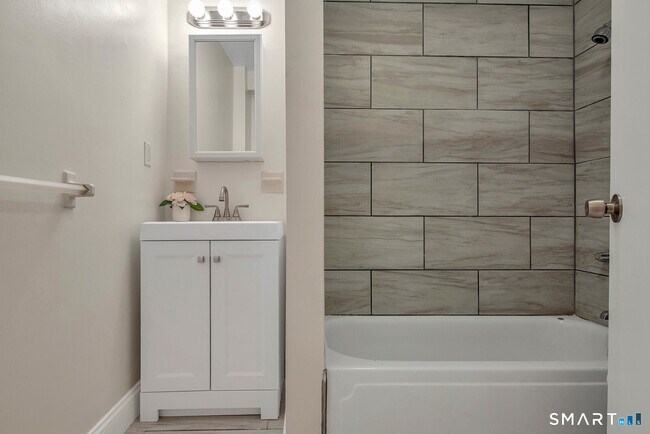 Building Photo - 120 E Main St