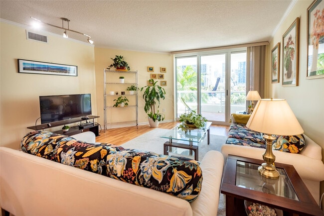 Building Photo - 401 SW 4th Ave