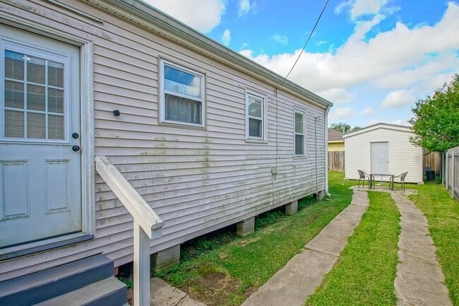 Building Photo - 704 Metairie Lawn Dr