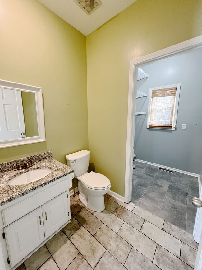 Building Photo - Stunning 4-Bedroom Home in Overland Park!