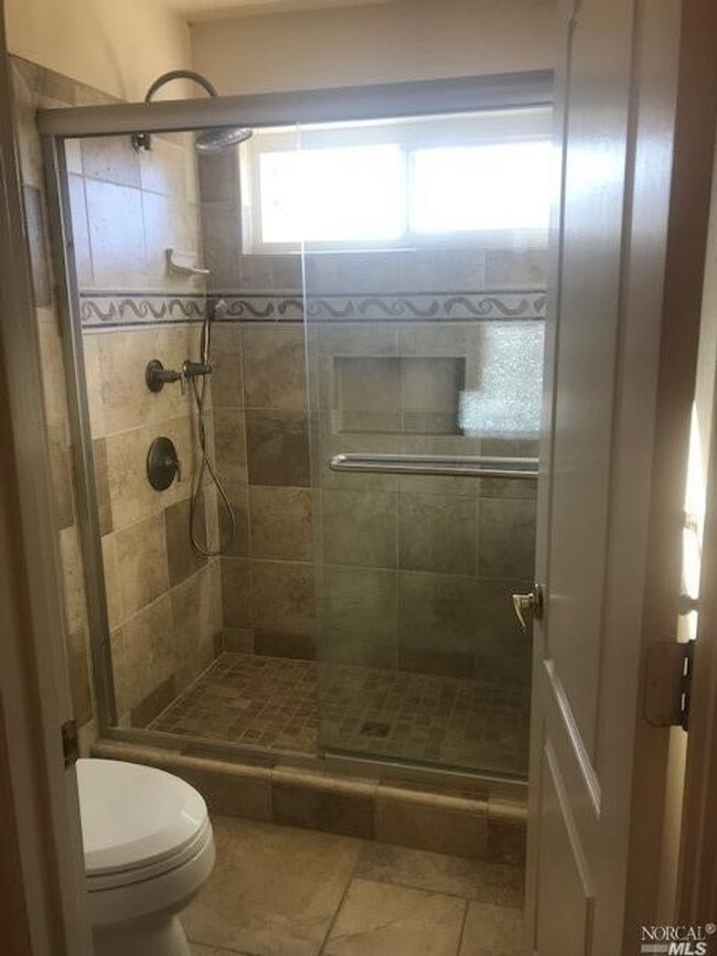 Building Photo - Gorgeous 3 bedroom 2.5 bath 2 story Townho...