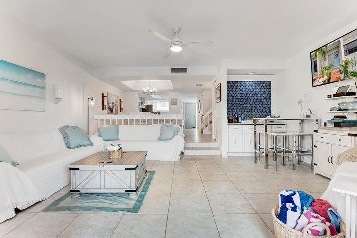 Building Photo - 716 NE 20th Ln