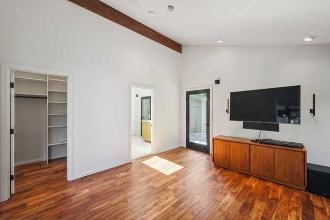 Building Photo - Stunning 3,146 Sq. Ft. Olympia Waterfront ...