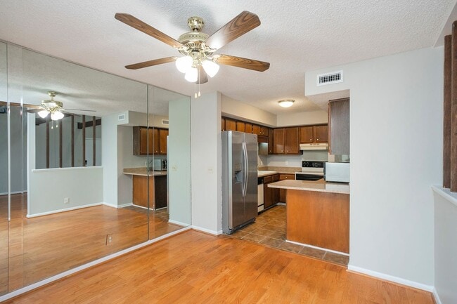 Building Photo - 5419 Hickory Park Dr