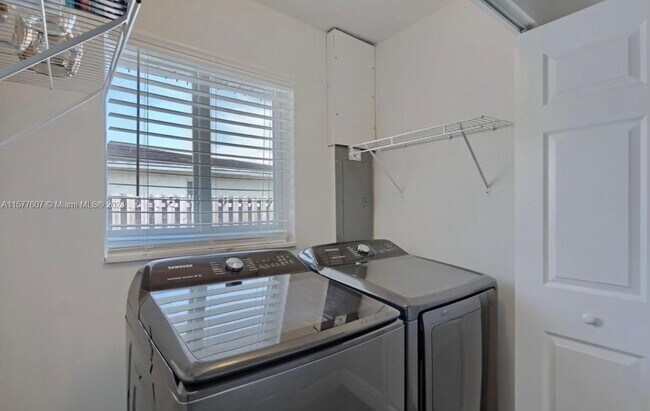 Building Photo - 876 Gardenia Dr
