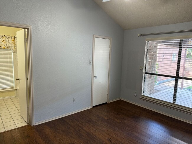 Building Photo - Gorgeous duplex in Euless