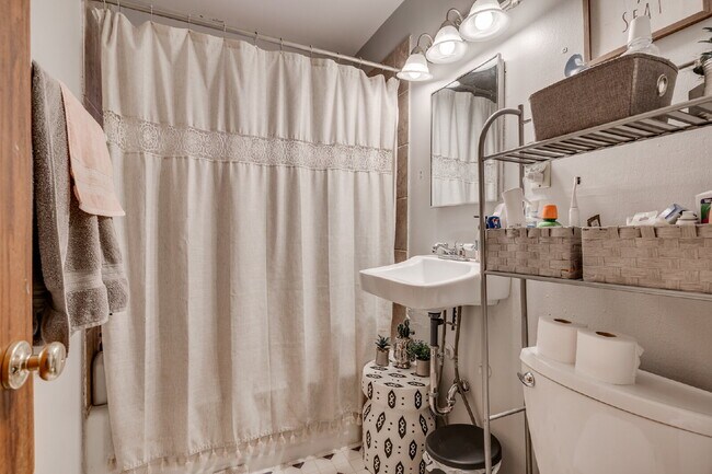 Building Photo - HUGE home with unique layout near U of MN - 5 bed 2 bath