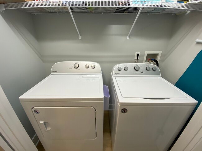 Brand new whirlpool washer and dryer with acu sense technology (included in rent) - 140 Sunburst Villa Dr