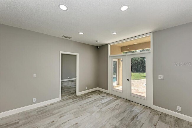 Building Photo - 1648 Bayshore Dr