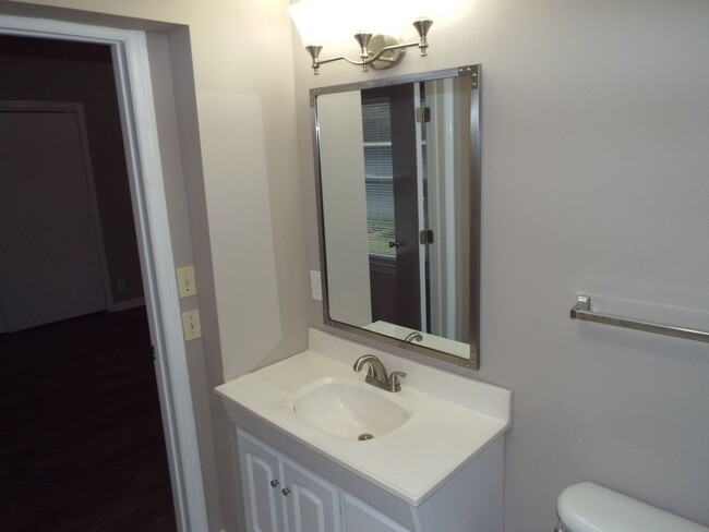 Building Photo - Convenient in Midtown!
