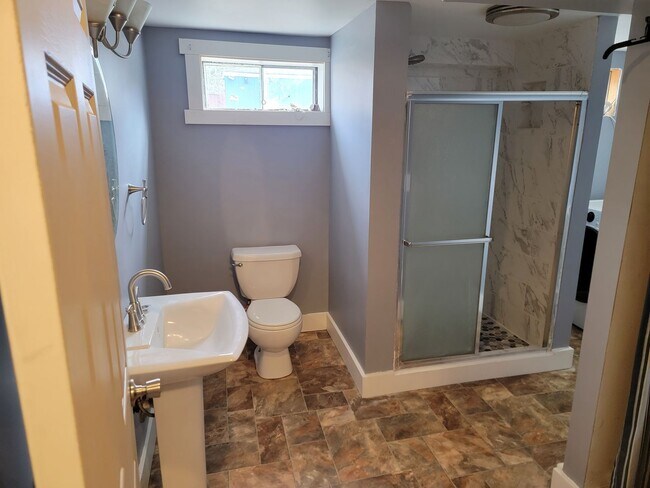 Building Photo - *MOVE IN SPECIAL * 1ST FULL MONTH FREE* Great 3-Bedroom Home IN The Garland District