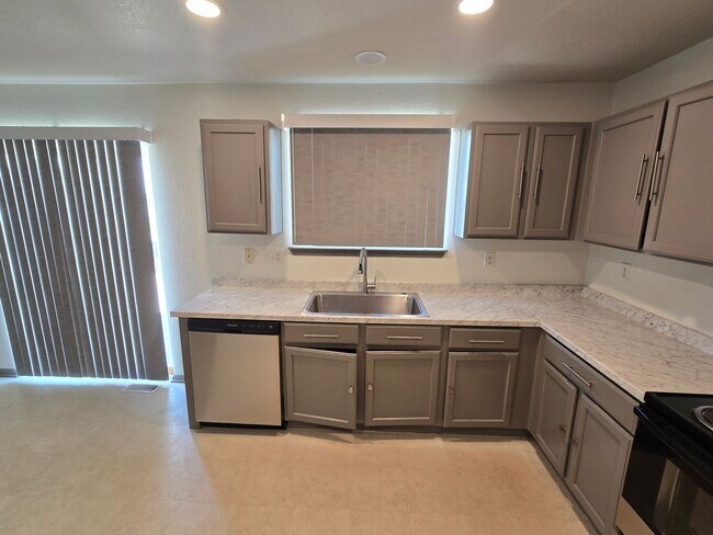 Building Photo - Spacious and Bright 4 Bedroom Home with Garage and Basement Now Available!