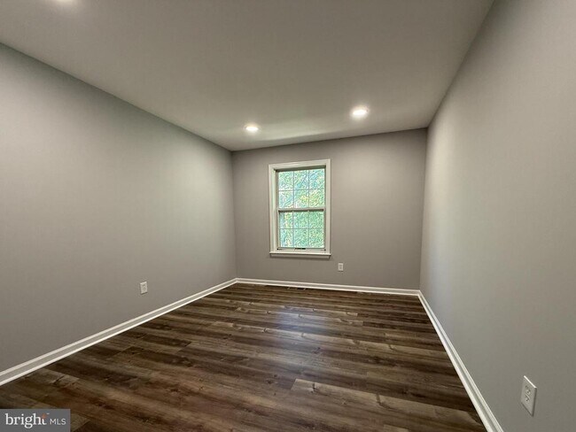 Building Photo - 404 Dylan Dr