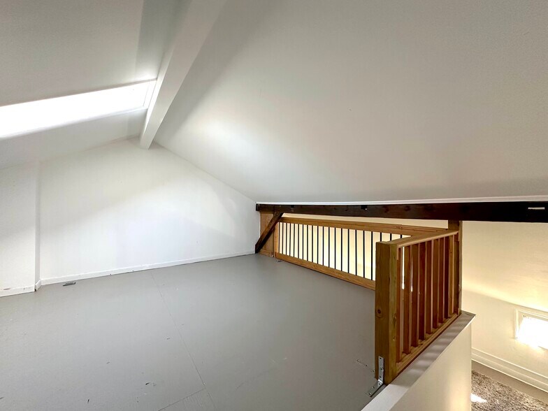 Building Photo - 112 1st St