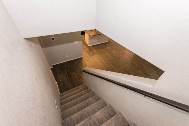 Building Photo - Beautiful 2-Story Home, 5 Bedroom, 3 Full ...