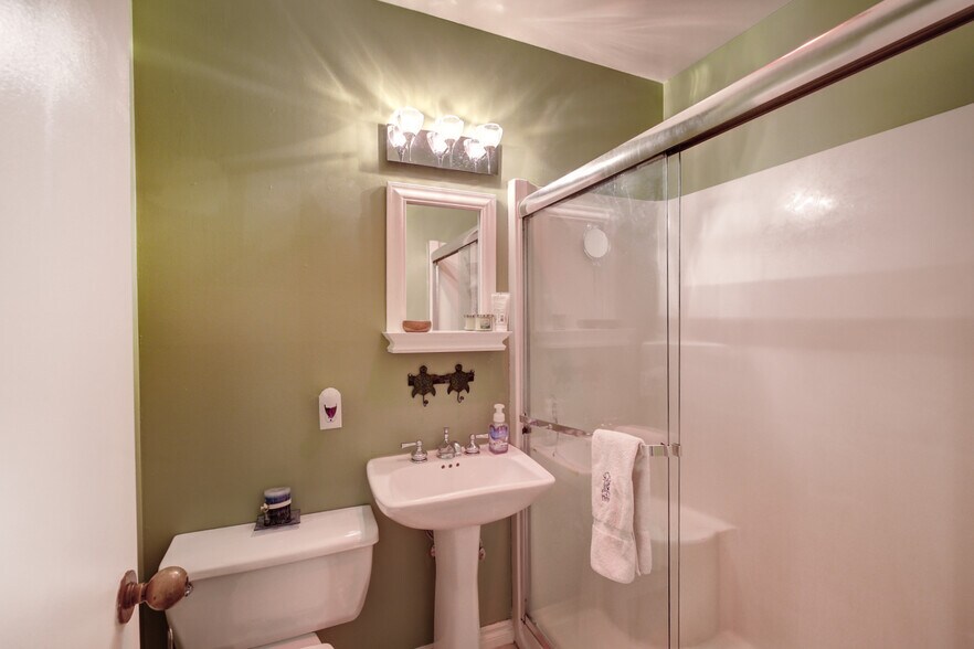 Building Photo - Great Priced Westlake Condo with Electric ...