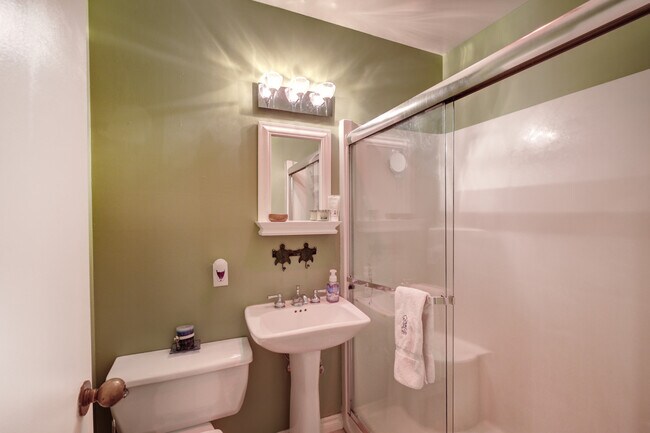 Building Photo - Great Priced Westlake Condo with Electric ...