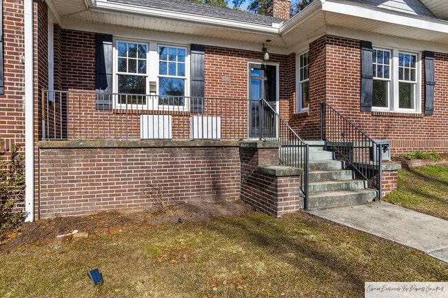 Building Photo - BEAUTIFUL ONE STORY BRICK HOME IN DOWNTOWN...