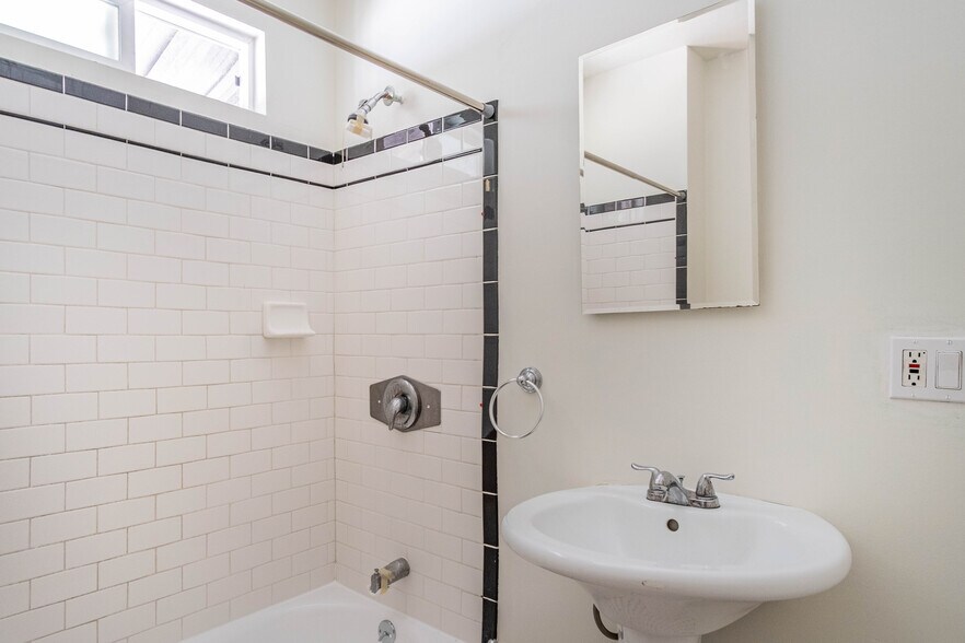 Building Photo - 612 Parkman Ave