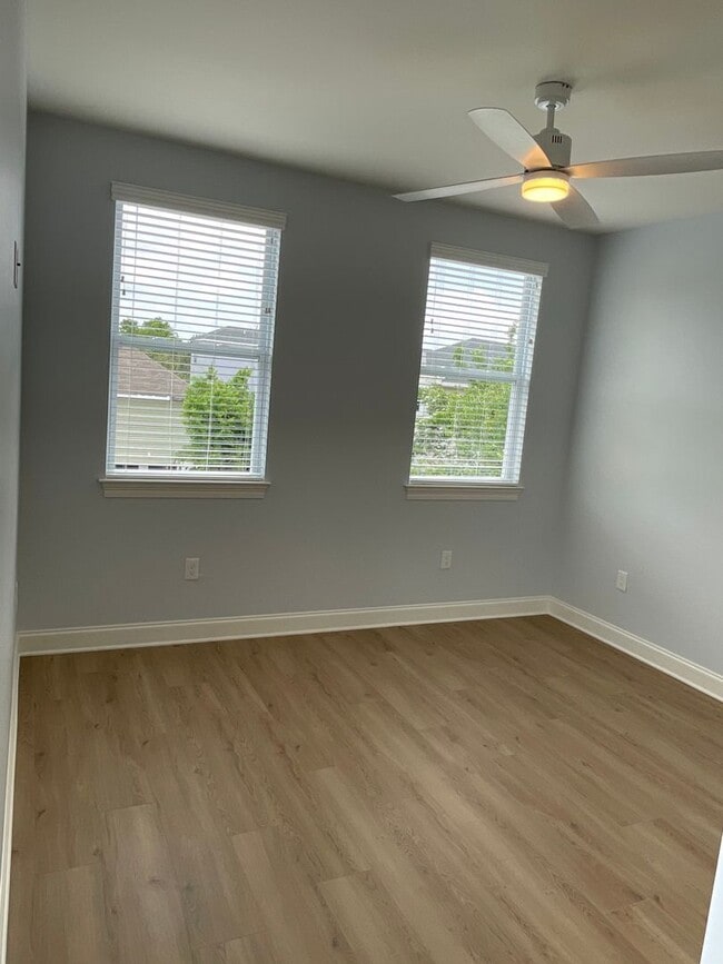 Building Photo - New 3BD/3.5BA w/ Gated Parking, great location Close to Downtown.