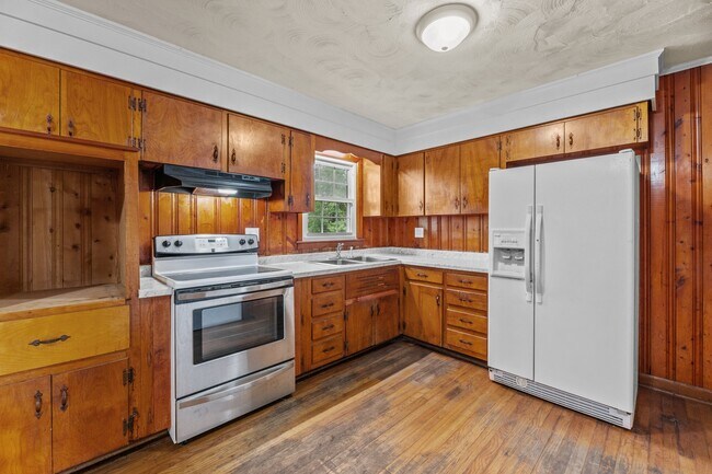 Building Photo - 607 Pinetree Dr