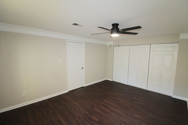 Building Photo - Charming 2 Bedroom, 1 Bath Home on Quiet C...