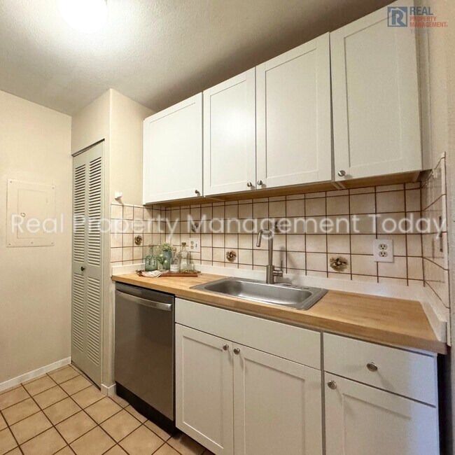 Building Photo - 2 Bedroom Condo in Tacoma!