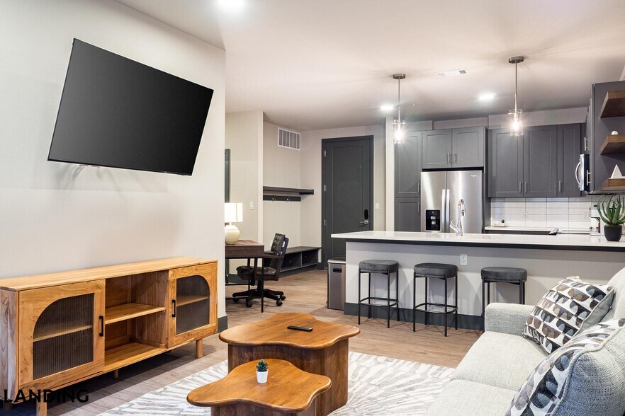 Building Photo - 415 E 2nd St S