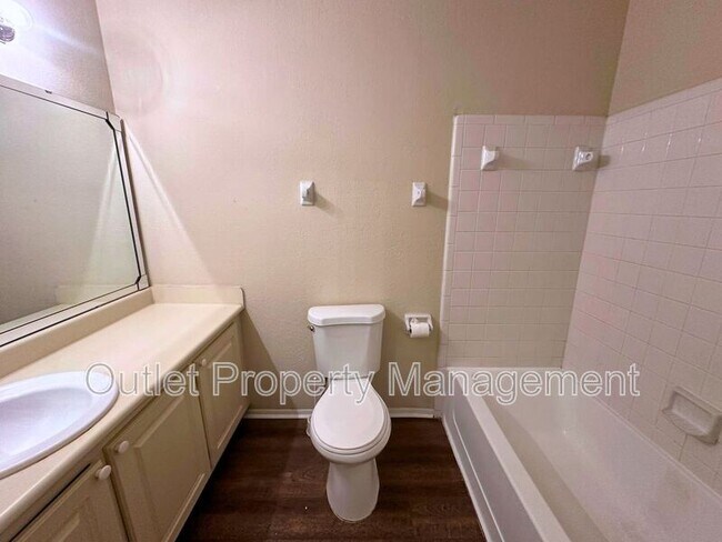Building Photo - 670 Kenwick Cir